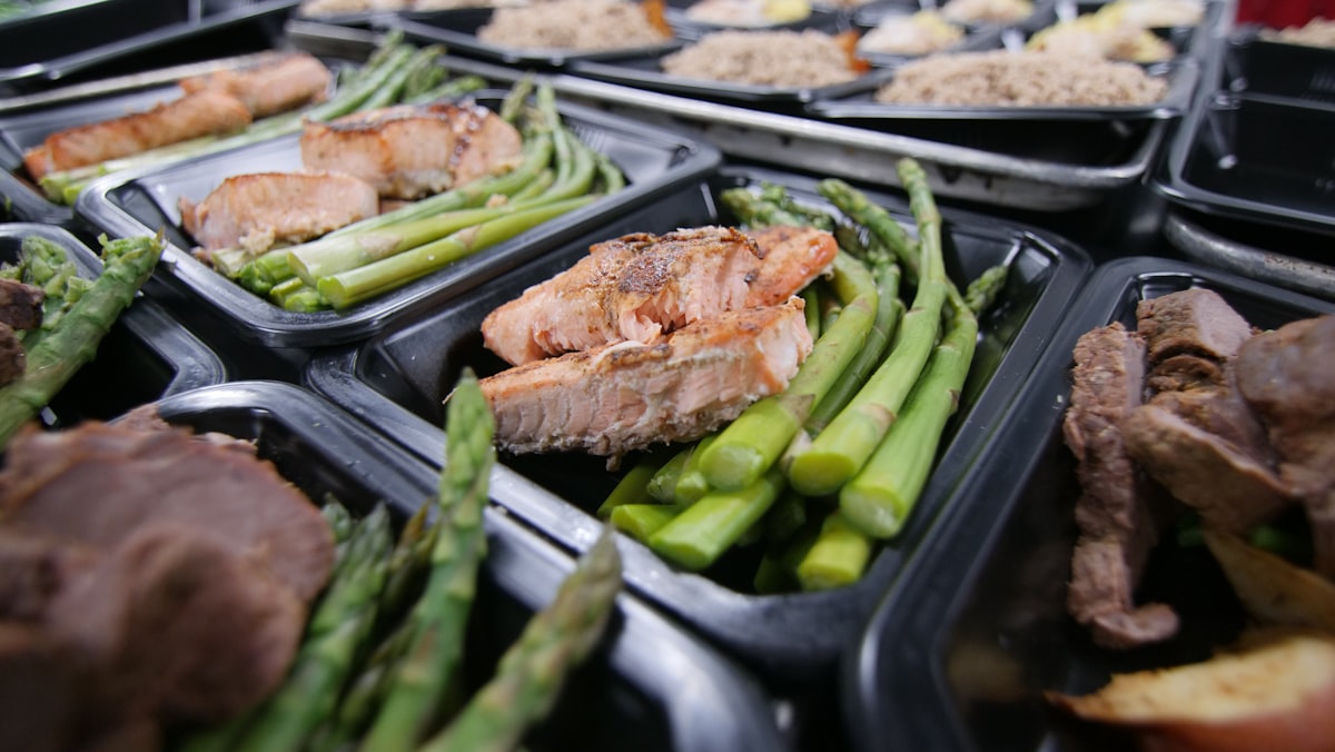 Nutritionniste professionnel conseillant sur l'alimentation équilibrée